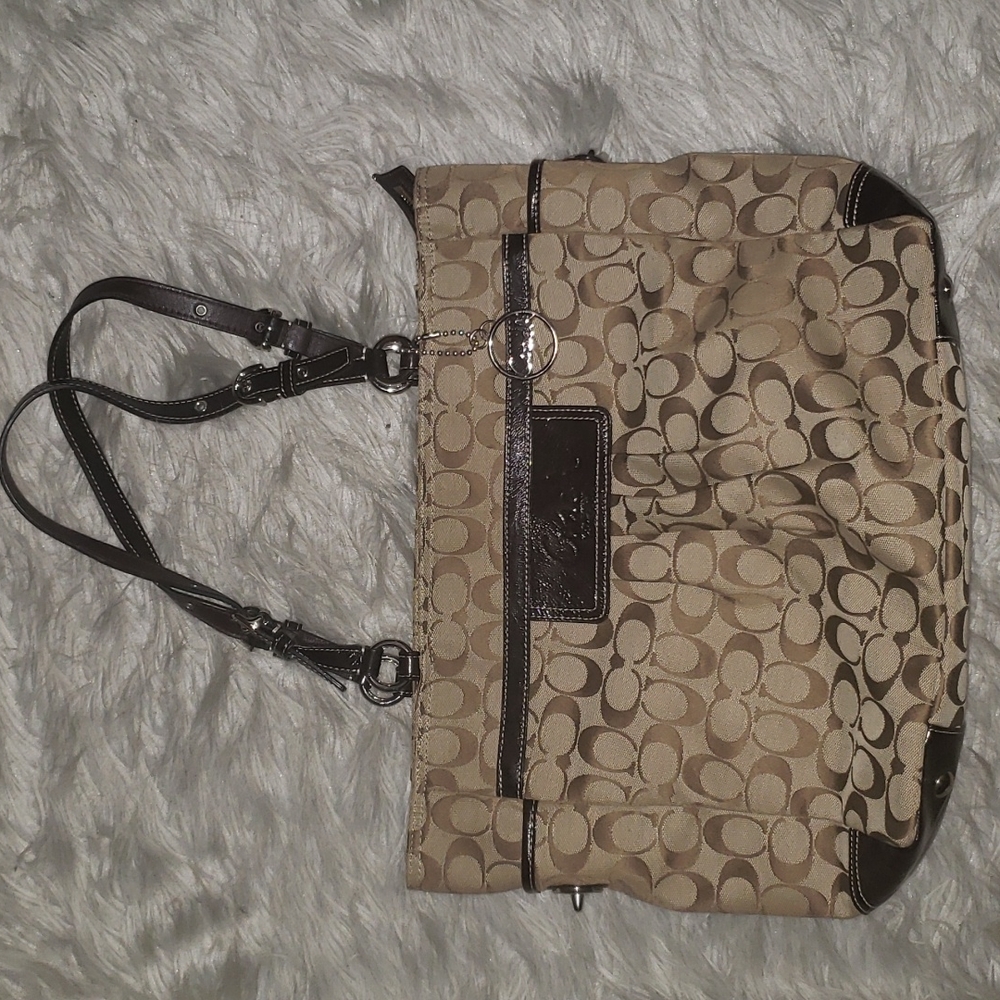 Signature Pleated Gallery Book Tote with adjustable straps - F14670